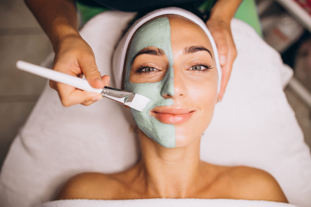 cosmetologa-aplicando-mascara-cara-cliente-salon-belleza (2) (1)