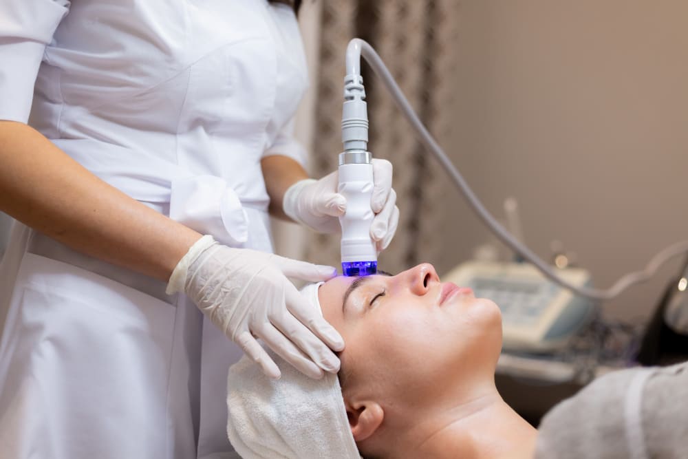 hermosa-joven-encuentra-mesa-esteticista-recibe-procedimientos