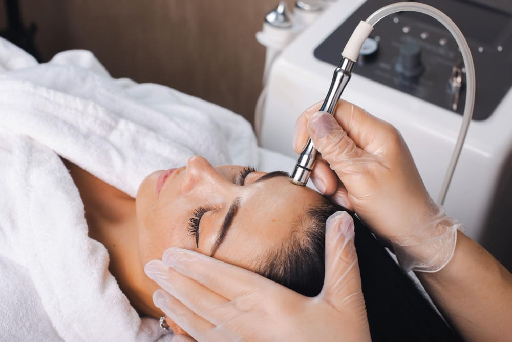 mano-cosmetologa-haciendo-tratamiento-rejuvenecimiento-piel-cavitacion