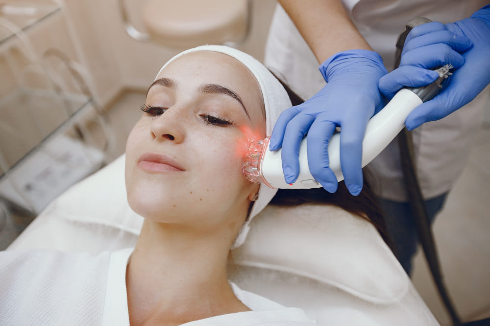 mujer-estudio-cosmetologia-depilacion-laser