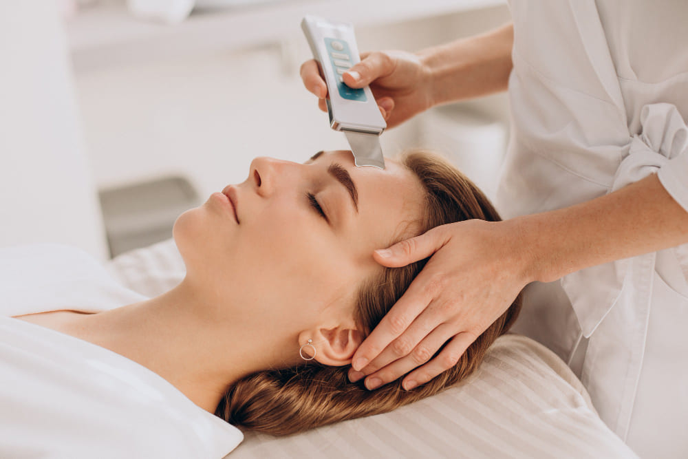 mujer-procedimientos-tratamiento-belleza-salon