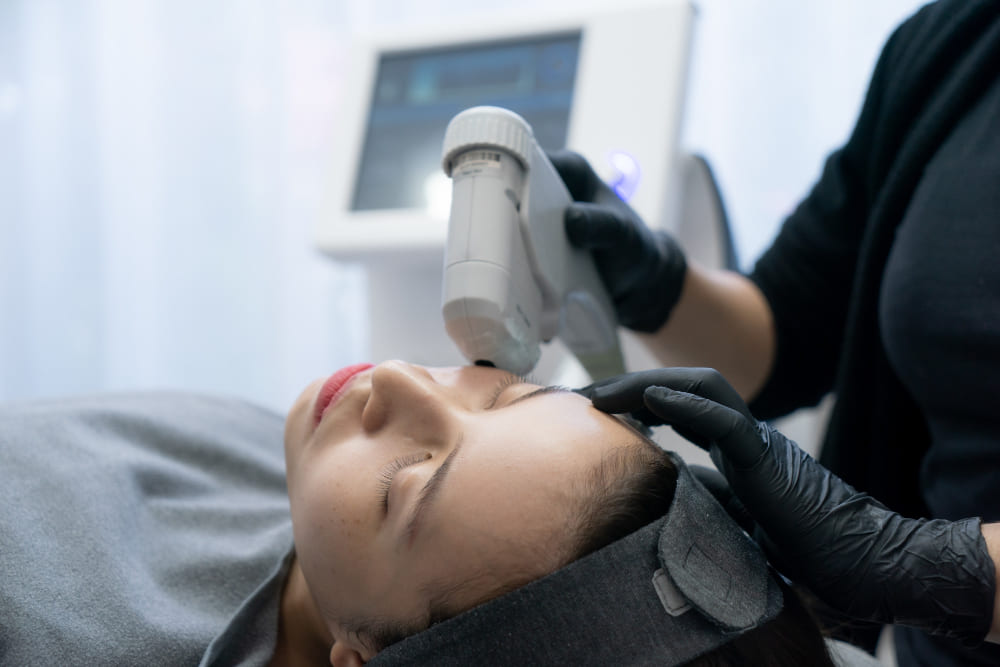 tratamiento-hifu-rostro-femenino-ultrasonido-enfocado-alta-intensidad-tratamiento-antienvejecimiento-concepto-cirugia-plastica